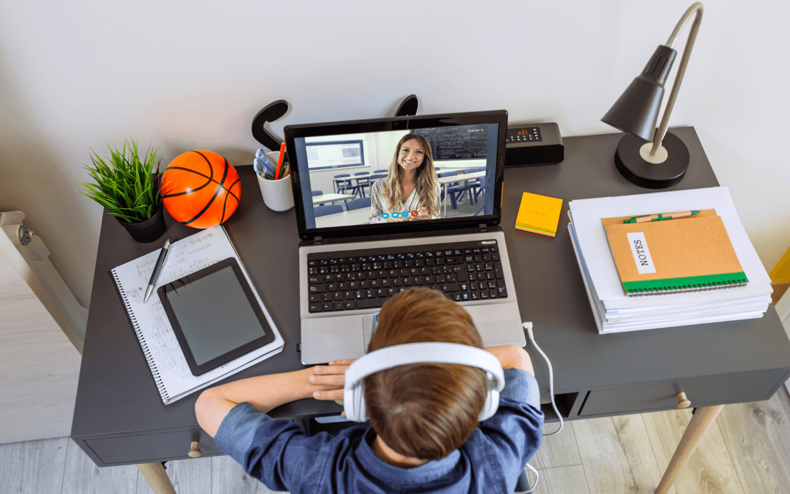 Öğretmen canlı çizim yaparken ders akışı